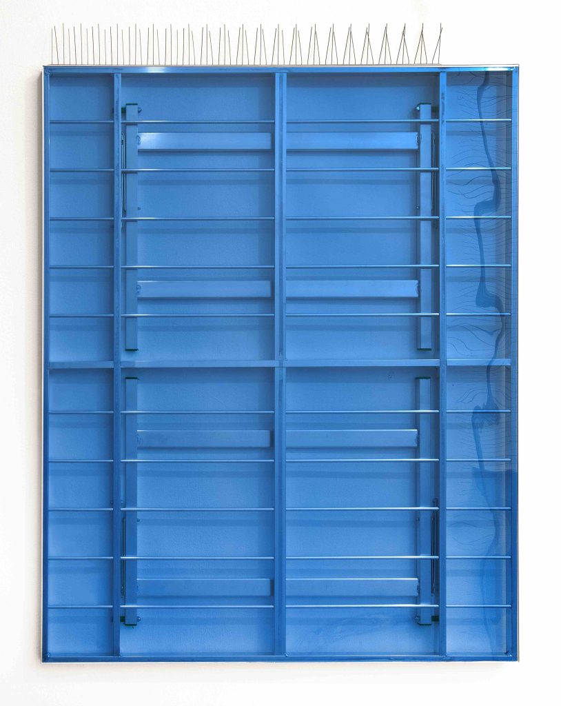Bruna Esposito, Cielo, 2014. Market table, bird spikes, 51 1/4 x 59 in. (130 x 150 cm). Courtesy Magazzino Italian Art. Photo credit: © Antonio Maniscalco – Milan, Paris